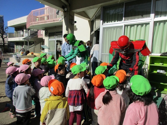 小さいクラスの子どもたちがごみぜろまんとタッチする様子の写真