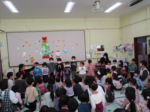 12月の誕生児が合奏している様子の写真