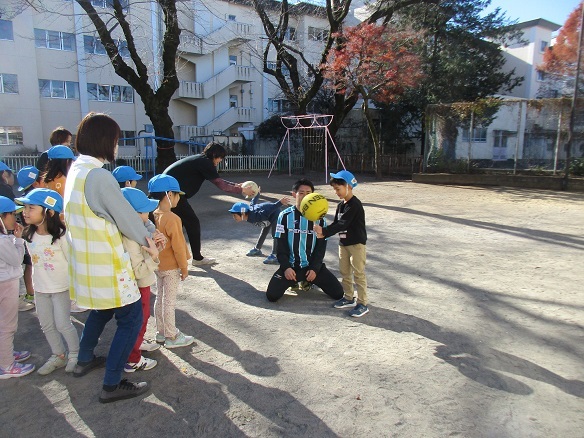ボールあそびを教えてくれている様子の写真