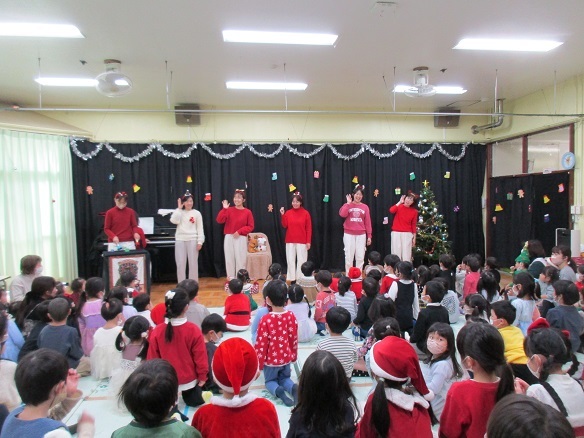 歌の出し物の様子の写真