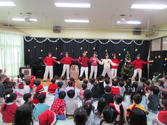 ダンスの出し物の様子の写真