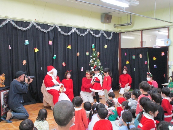 サンタさんに質問に答えてもらっている様子の写真