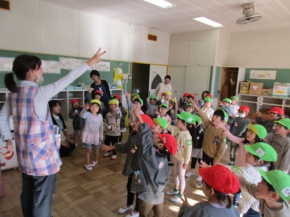 4歳学年交流じゃんけんゲームの様子の写真