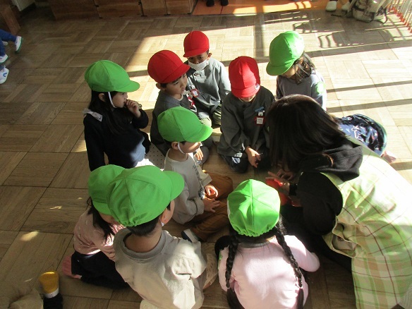 4歳学年交流カードあそびの様子の写真