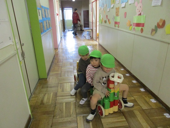 4歳学年交流ブロックで作った電車あそびの様子の写真