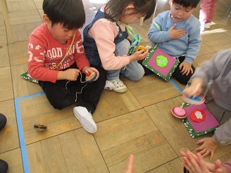 3歳児手回しコマの様子の写真