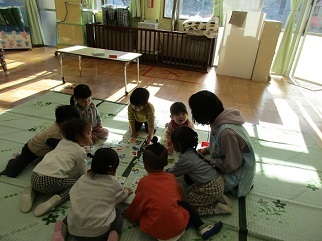 2歳児がかるたあそびをしている様子の写真