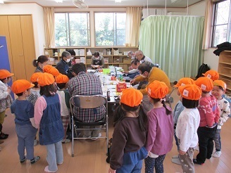 おもちゃを直してくださっている様子の写真