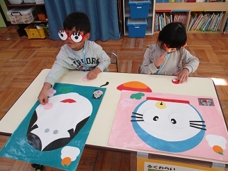 4歳児が福笑いをしている様子の写真