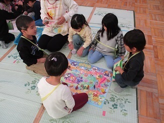 4歳児がすごろくを楽しむ様子の写真