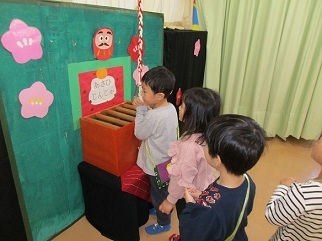 3歳児がおまいりごっこをしている様子の写真