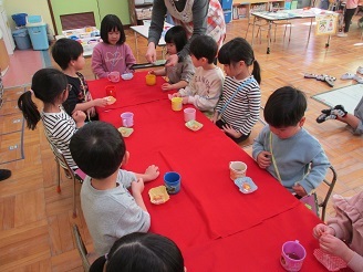 4歳児お茶所の様子の写真