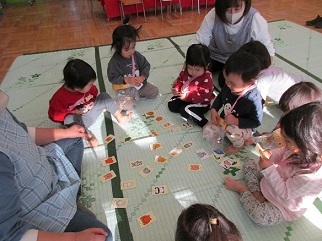 1歳児が絵合わせかーどをやっている様子の写真