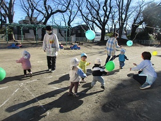 0歳児が風船はねつきの風船で遊んでいる様子の写真