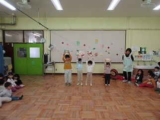 お誕生日のお友達がかーどを受け取って見せている様子の写真