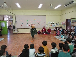 獅子舞が踊っている様子の写真