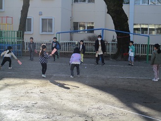 5歳児羽根つきの様子の写真