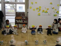 出し物をする0歳児の写真