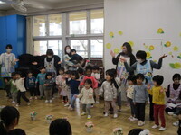 1.2歳クラスの出し物の様子の写真