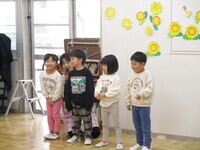 司会を務める4歳児の子供たちの様子の写真
