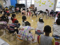 ぞう組の子供たちがソーラン節を踊っている様子の写真