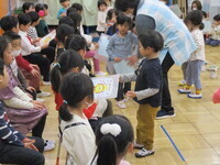 お祝いの品を渡している様子の写真