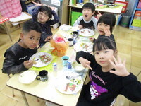 お祝い会メニューを喜ぶ5歳児の様子の写真