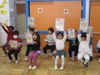 ファイルをもらったよと見せている様子の写真