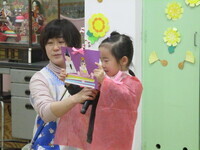 4歳児のお雛様を紹介している様子の写真