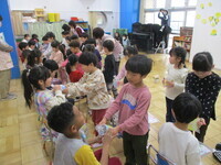 鉛筆立てを渡している様子の写真