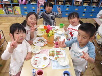 給食を食べている様子の写真