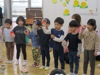 合奏をする3歳児の様子の写真