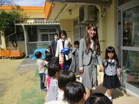 保護者と手をつないでいる様子の写真