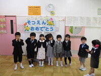 卒園式前にリラックスしている子ども達の様子の写真