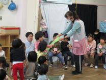 カレンダーのプレゼントをもらっている写真