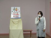 ひな祭りの歌を歌っている写真