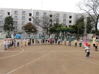 写真:3歳児の踊っている様子