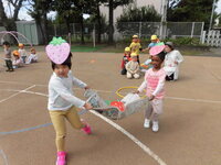 写真:フルーツ運びの様子