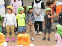 写真:誕生児へのインタビューの様子