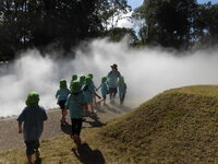 写真:霧の中を歩く様子