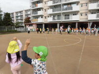 写真:みんなで踊っている様子