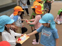 写真:カードをプレゼントしている様子