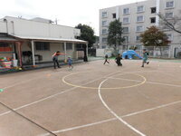 写真:リレーをする3歳児