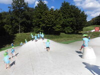 写真:ふわふわドームで遊んでいる様子