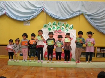 写真：誕生会集合写真