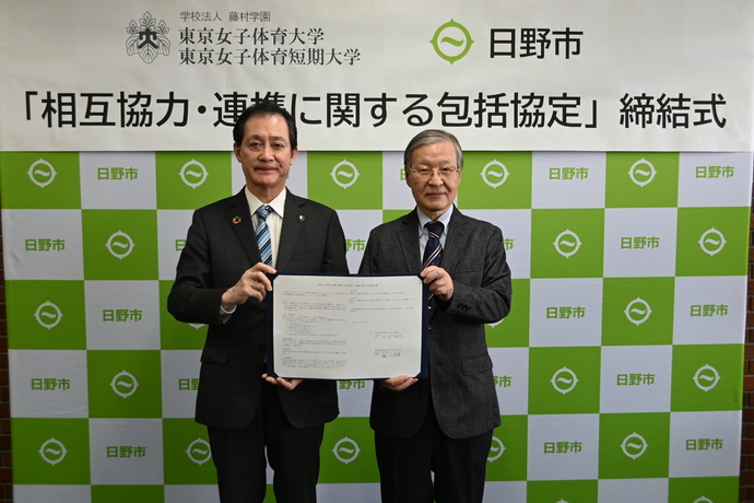 大坪市長と樋口理事長の締結式様子の写真