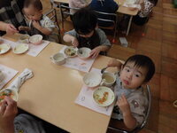 写真:1歳児会食の様子