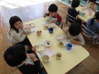 写真:2歳児会食の様子