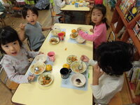 写真:3歳児会食の様子