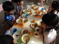 写真:4歳児会食の様子